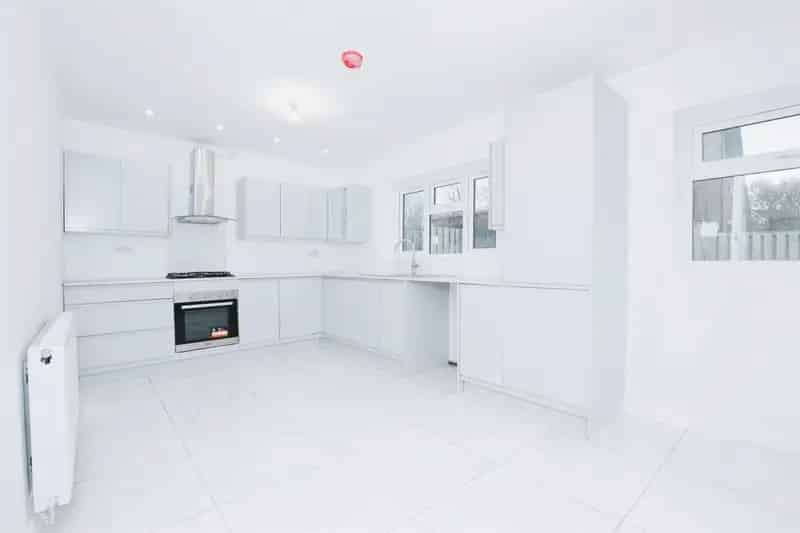 Stunning 3-Bedroom Detached House in Swallownest