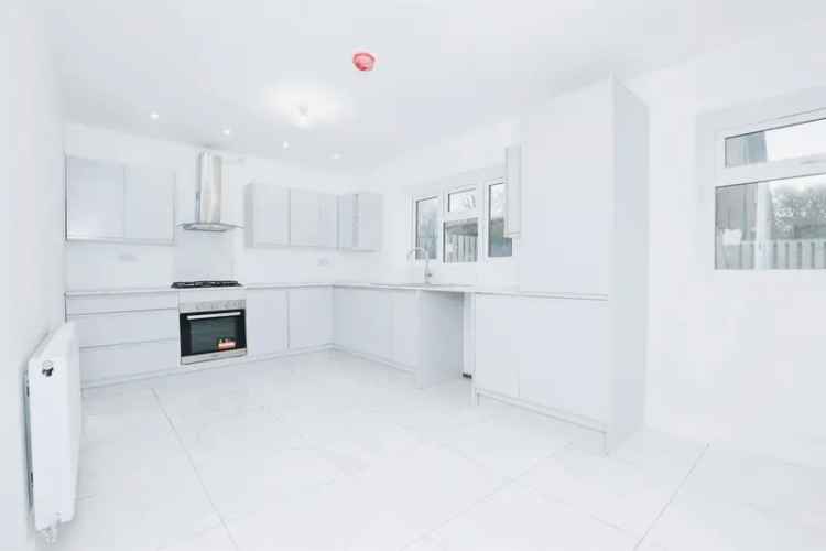 Stunning 3-Bedroom Detached House in Swallownest