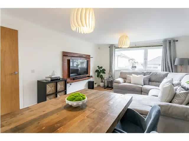 3 Bedroom Flat for Sale in Clermiston Edinburgh