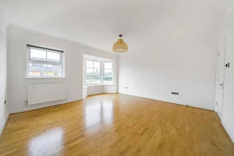 Flat For Sale in London, England