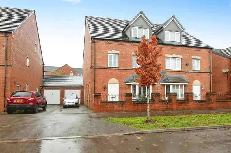 6 Bedroom Family Home Near Birmingham Metropolitan Hospital