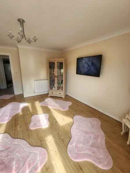 Flat For Rent in Borough of Runnymede, England