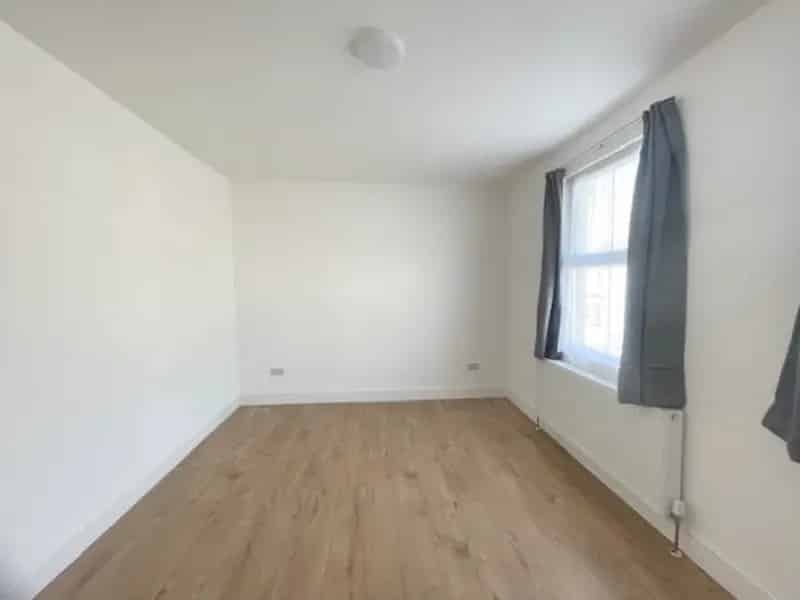 4 Bedroom Semi-Detached House to Rent in Forest Gate