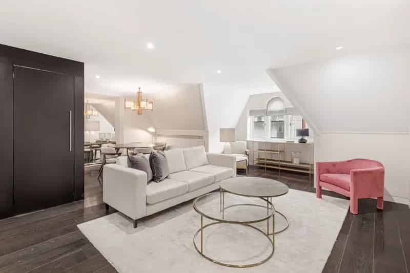 Luxury Mayfair Apartment with 2 Ensuite Bedrooms and Smart Home Technology