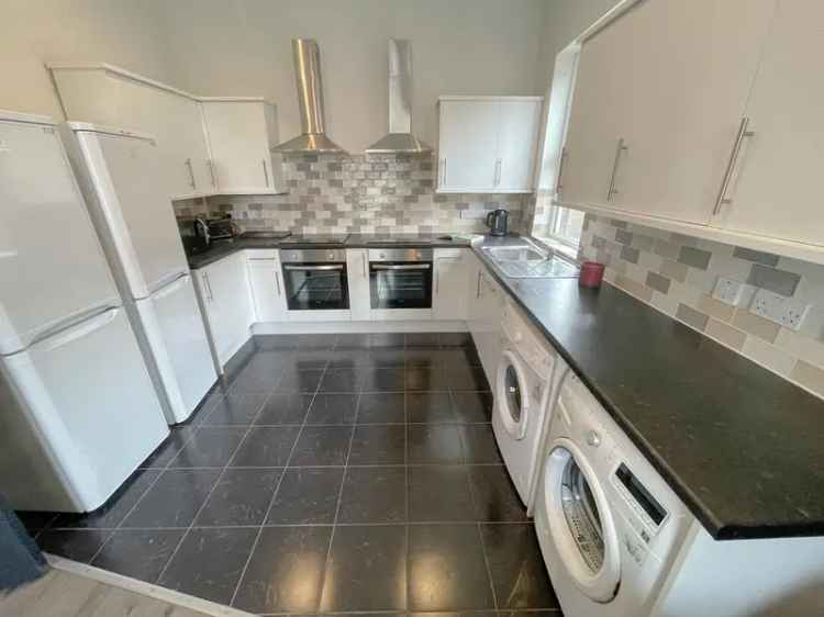 8 bedroom terraced house to rent