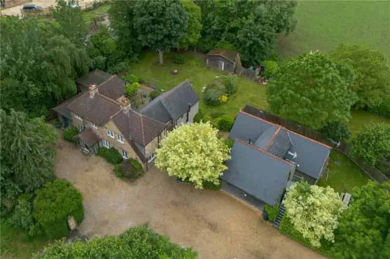 6-Bedroom House with 4-Bedroom Annexe - 2 Acres