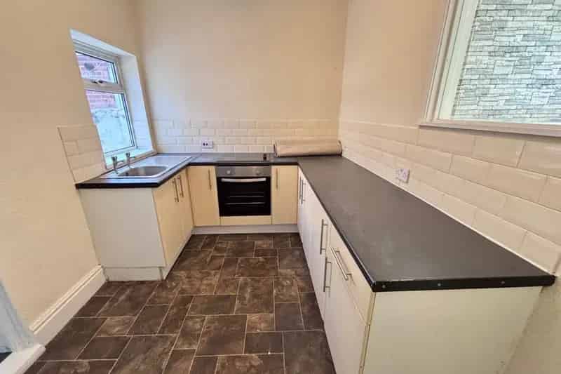 2 Bedroom Terraced House Near Newland Avenue
