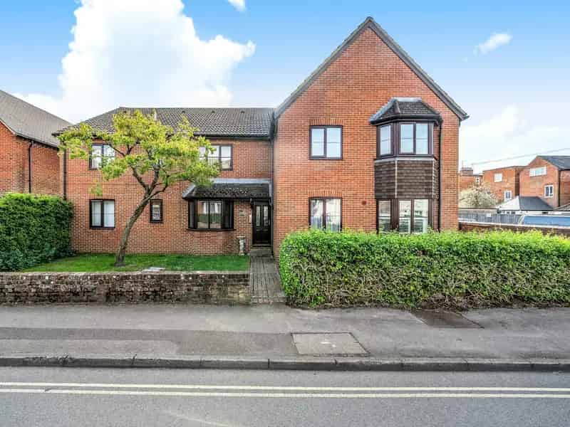 Spacious Canal-Side Apartment Near Town Centre and Train Station