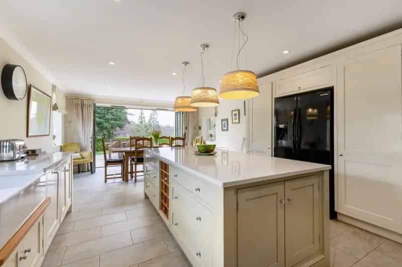 5 Bedroom Detached House for Sale Near Station