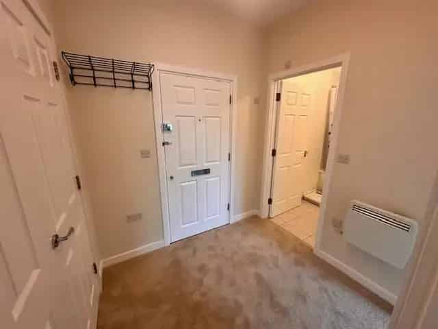 1-Bed Flat with Parking and Communal Courtyard