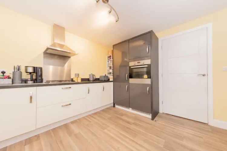 4 Bedroom Detached House for Sale in Laisterdyke