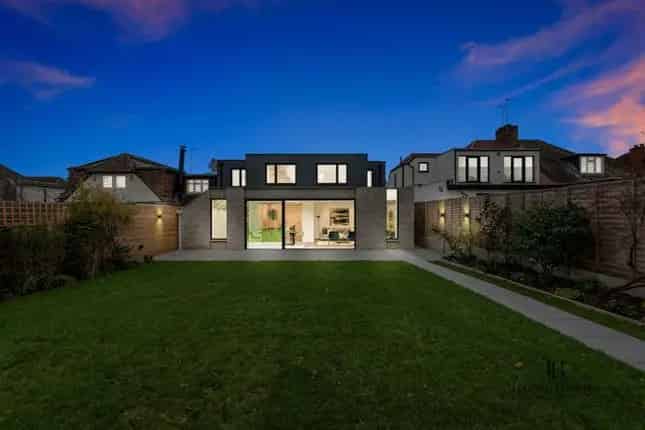 5 Bedroom Detached House for Sale in NW2