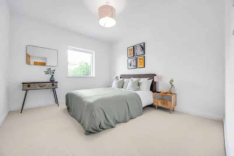 Luxury 2 Bed Apartment with Private Balcony