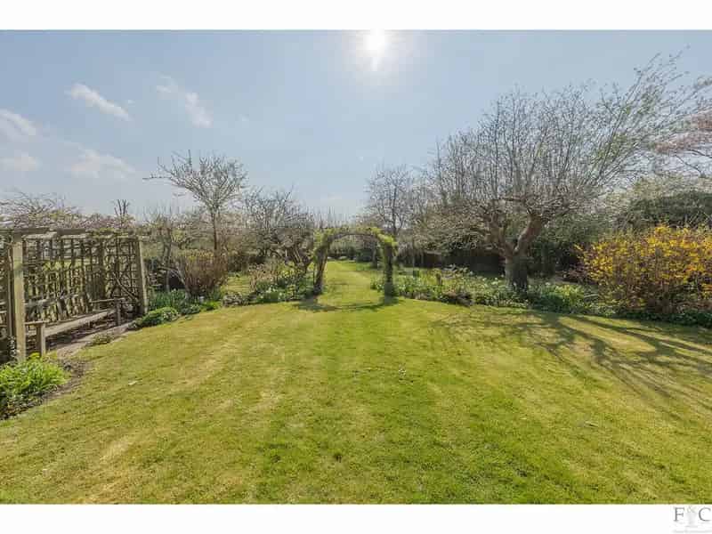 Grade II Listed 6-Bedroom Home in Leicestershire