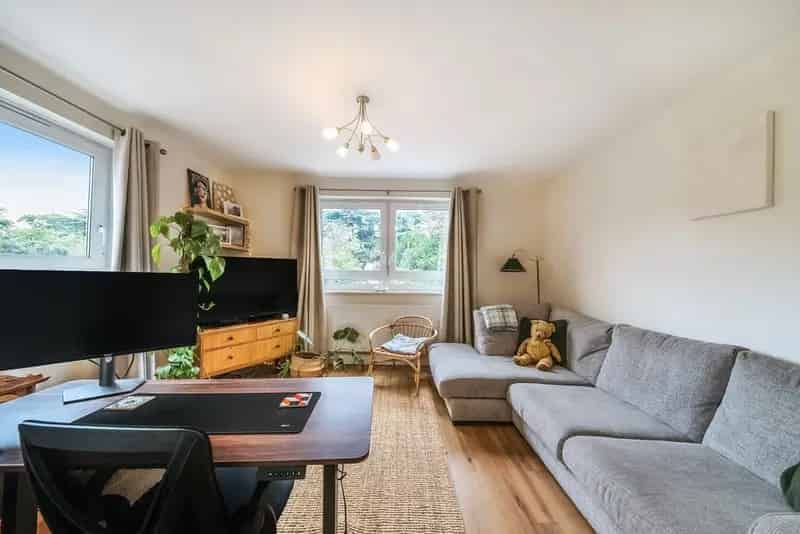Two Double Bedroom Apartment with Parking and Garden