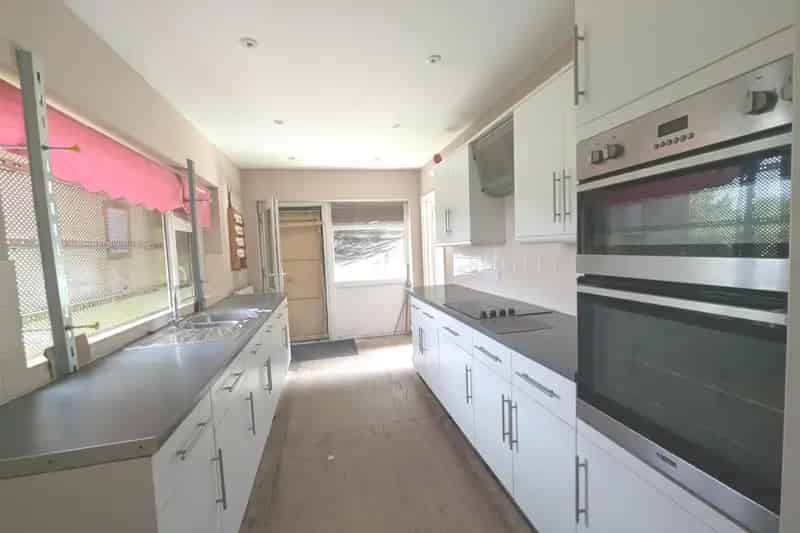 3 Bed Semi-Detached House with Garage and Workshop