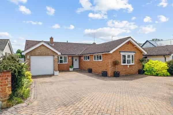 Detached Bungalow with Large Garden and Potential for Conversion
