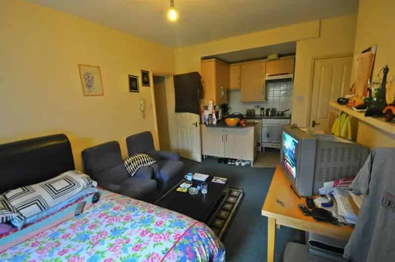 1 Bedroom Flat Ealing Broadway Cash Buyers Only