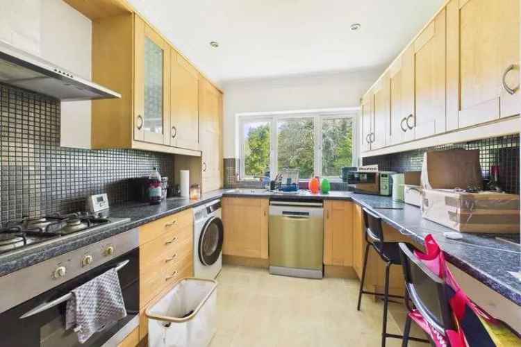 2 Bed Flat for Sale Bennetts End Close to Amenities