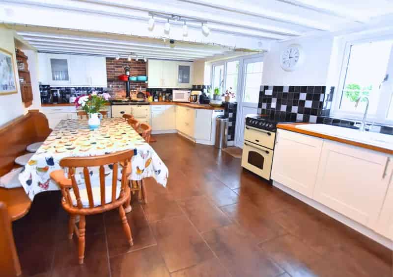 4 Bedroom Semi-Detached House Backwell Common Bristol