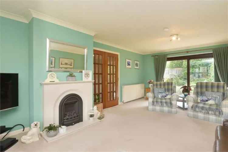 4 Bed House - Detached with 3 Reception Rooms