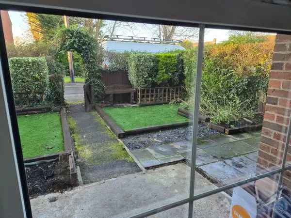 2 Bedroom Ground Floor Flat with Garden