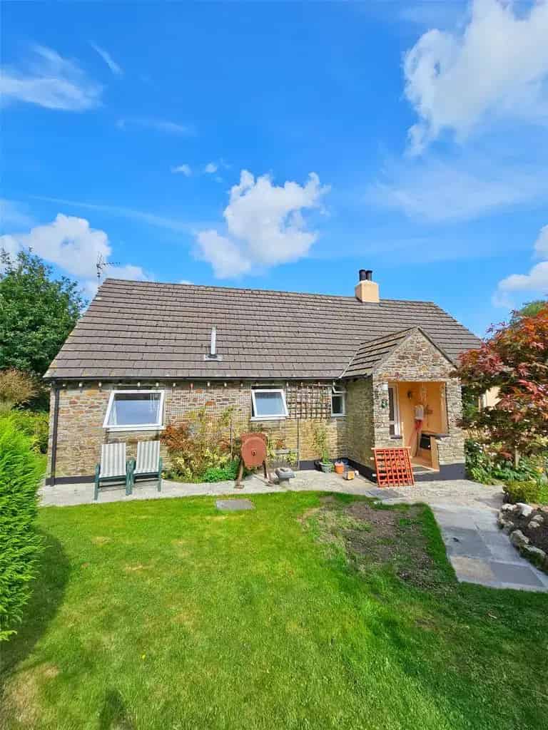 5 Bedroom Bungalow for Sale Modern Home with Flexible Accommodation