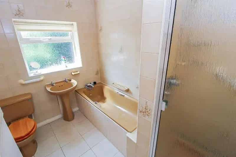 4 Bed House for Sale with Garage and Conservatory