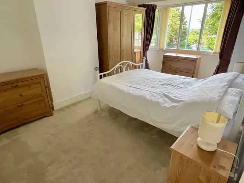 3 Bedroom Semi Detached House with 4 Car Garage