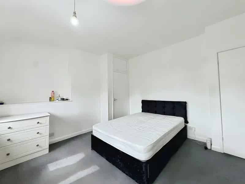 3 Bedroom Semi-Detached House to Rent