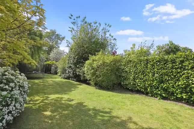 6 Bedroom Semi Detached House for Sale in Hampton TW12