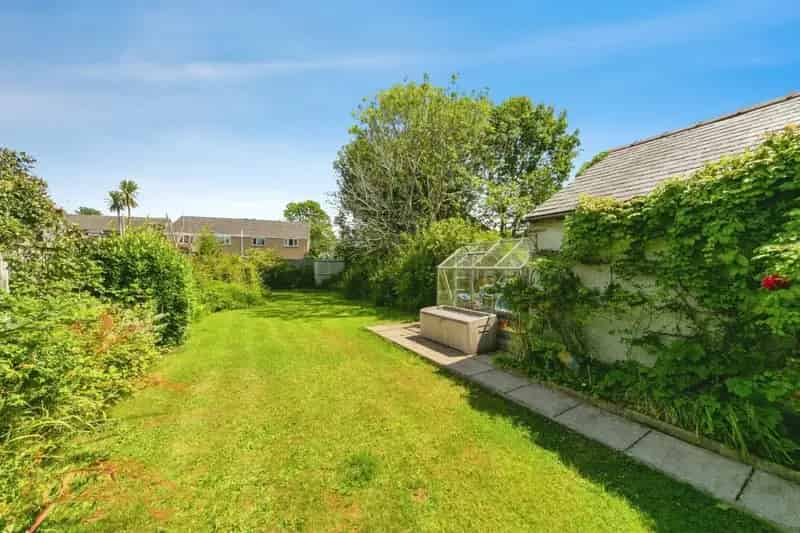 3 Bedroom Family Home with Extended Kitchen and Garden