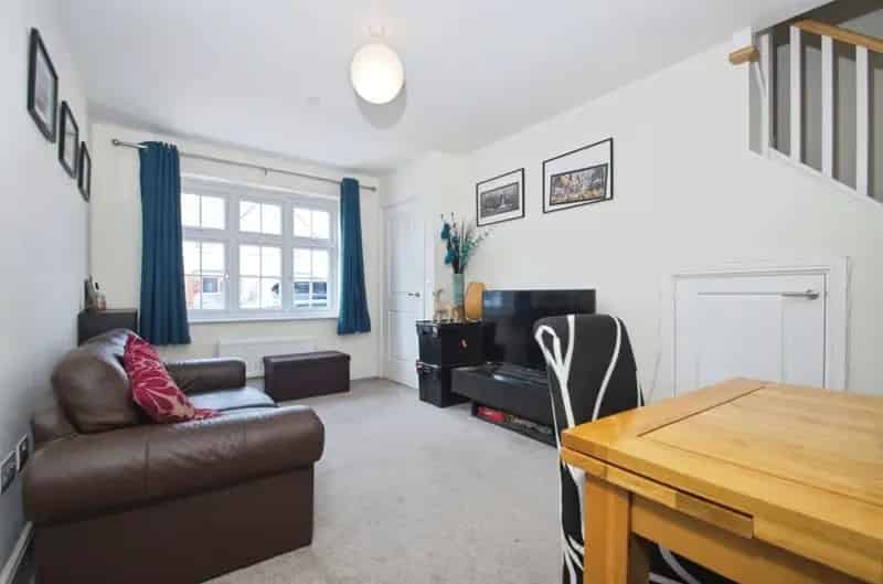 2 Bedroom Mid Terrace House For Sale