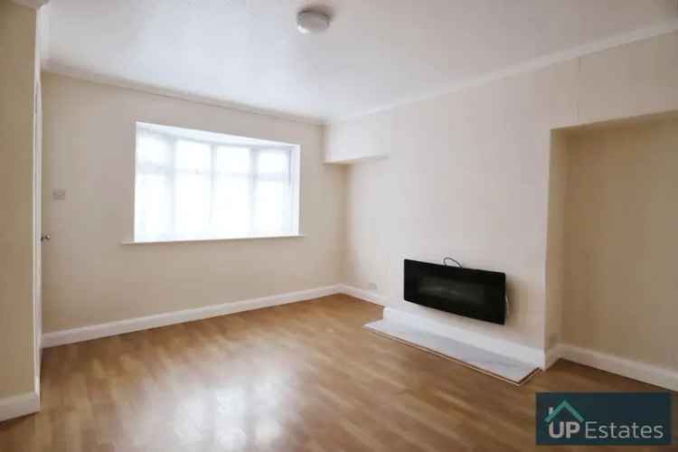 3 Bedroom Extended House to Rent Driveway Garden Amenities Transport Links