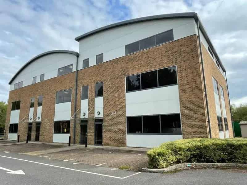 11 Three-Storey Office Buildings with Courtyard and Ample Parking