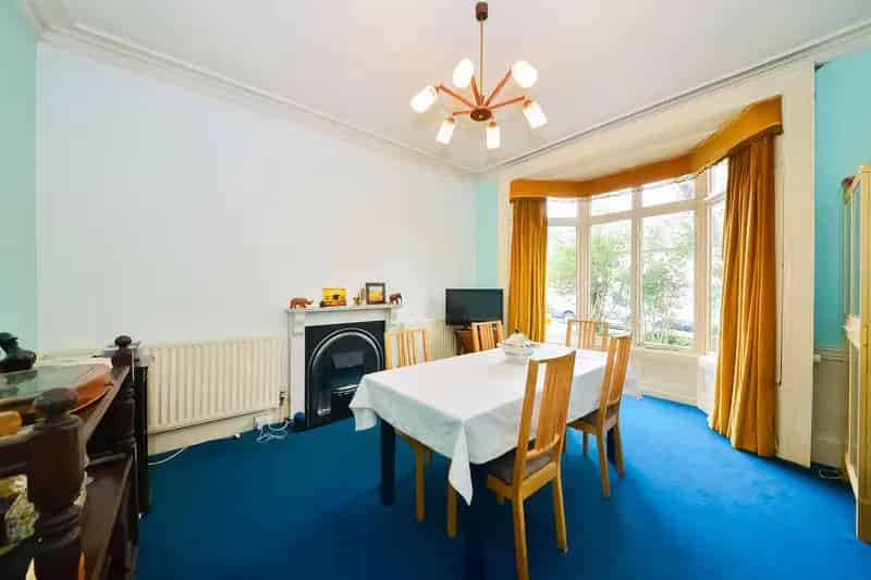 6 Bedroom Semi-Detached House For Sale