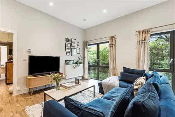 2-Bed 2-Bath Apartment with Roof Terrace and Parking