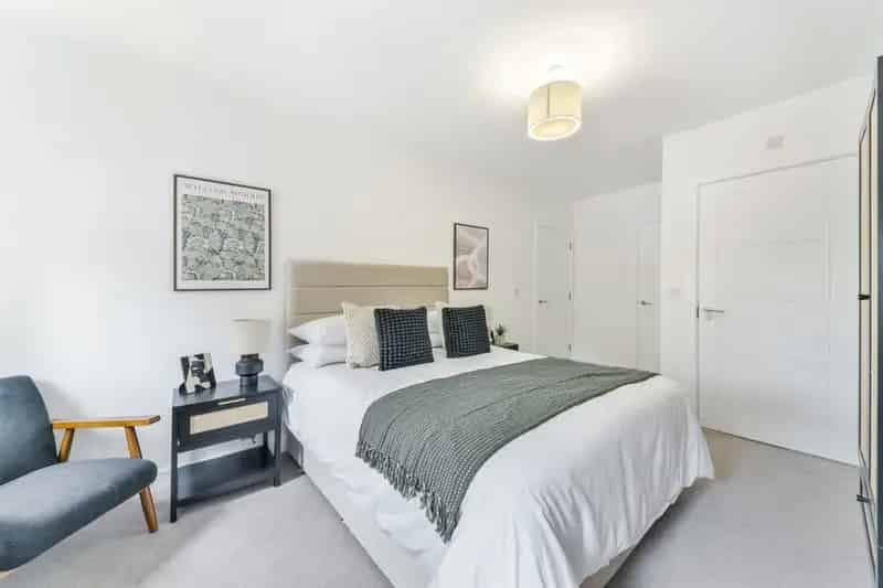 Spacious 2-Bed Apartment with Private Terrace Near Purley Station