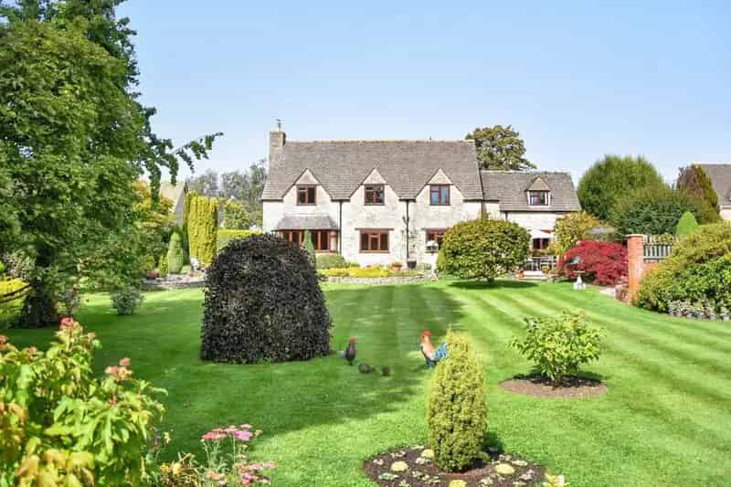 4 Bedroom Detached House for Sale in Peaceful Cotswold Village