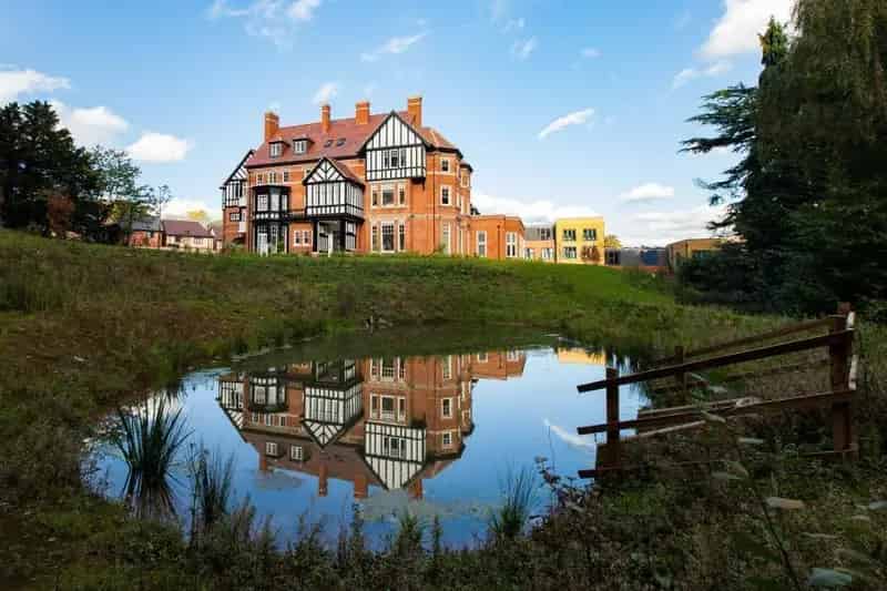 Two Bedroom Apartment in Manor House Birmingham Near Hospitals and University