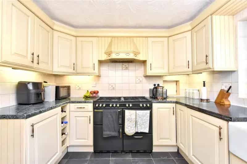 Spacious 4-Bed Detached Family Home in Calverley