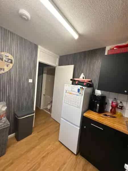 Ground Floor Maisonette Near Shops and Train Station