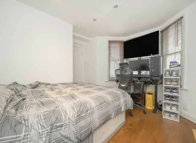 2 Bed 2 Bath Apartment with Patio Garden Near West Kensington