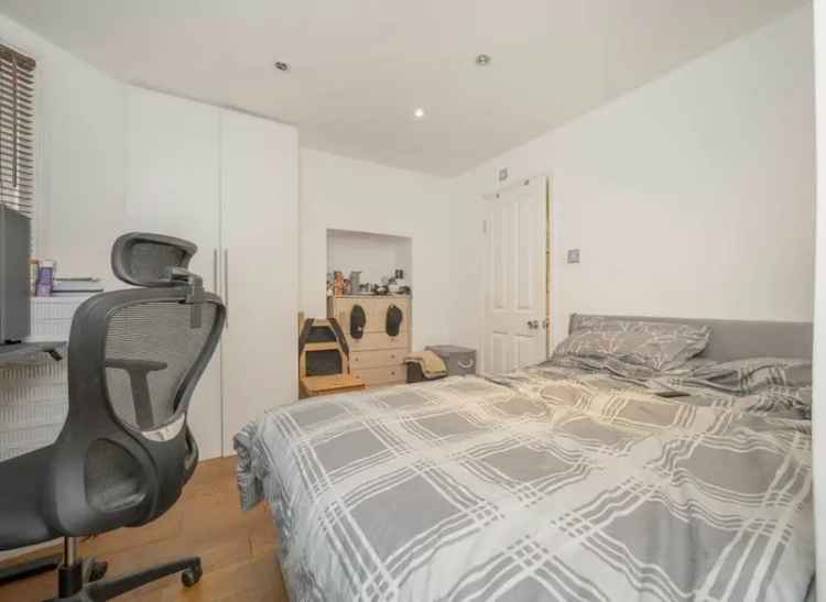 2 Bed 2 Bath Apartment with Patio Garden Near West Kensington