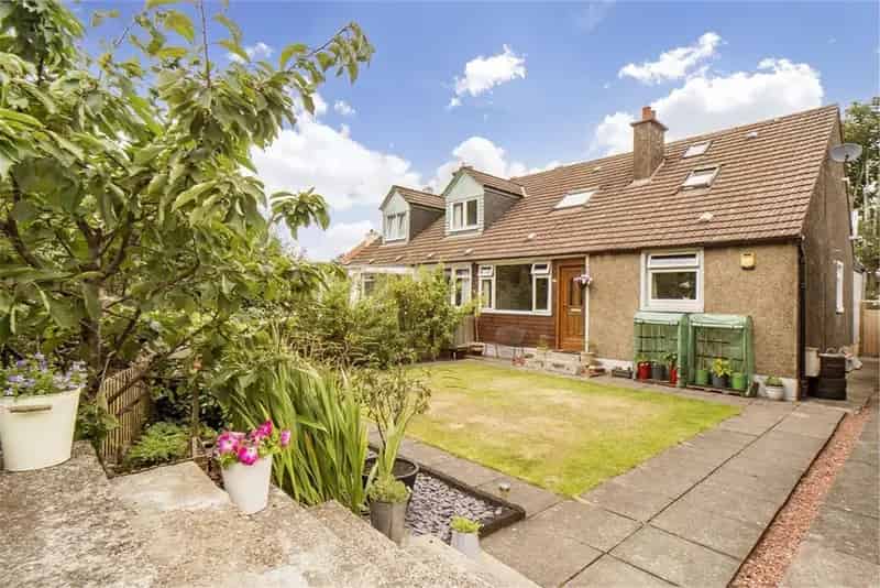 4 Bed House - Semi Detached with 1 Reception Room