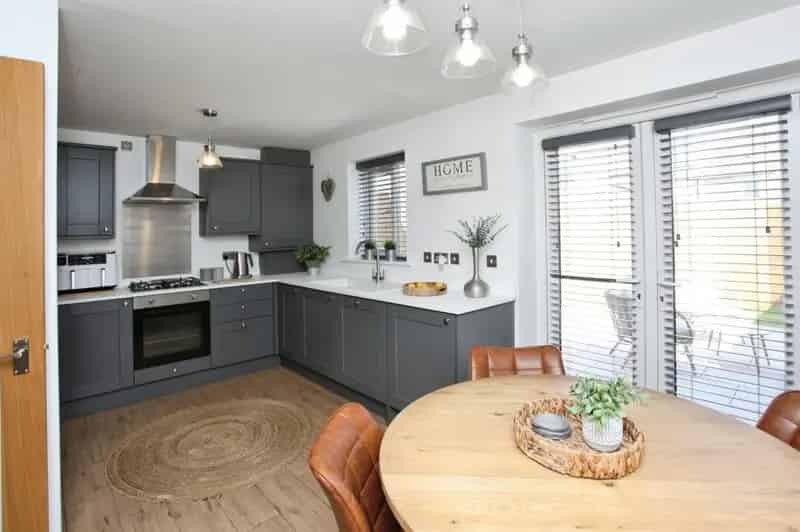 3 bedroom end of terrace house