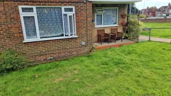 House with Communal Gardens Near Bexhill Train Station