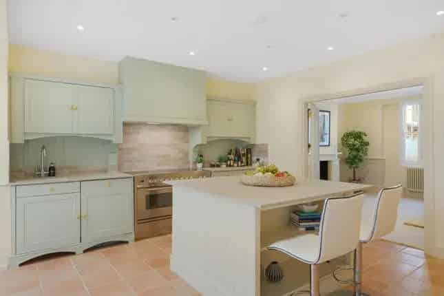 Four Bedroom House for Sale in Walham Grove Fulham