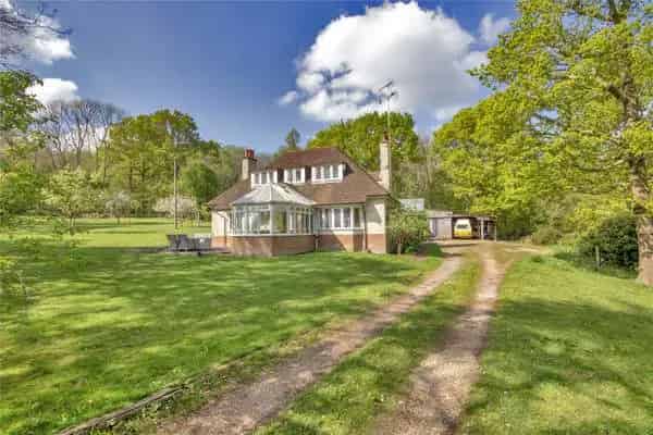 Secluded 4-Bedroom House with 12.32 Acres of Land and Annexe