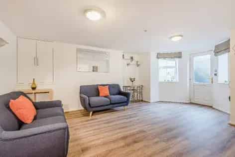 1 Room Flat 44m² Leeds Furnished Private Garden Parking